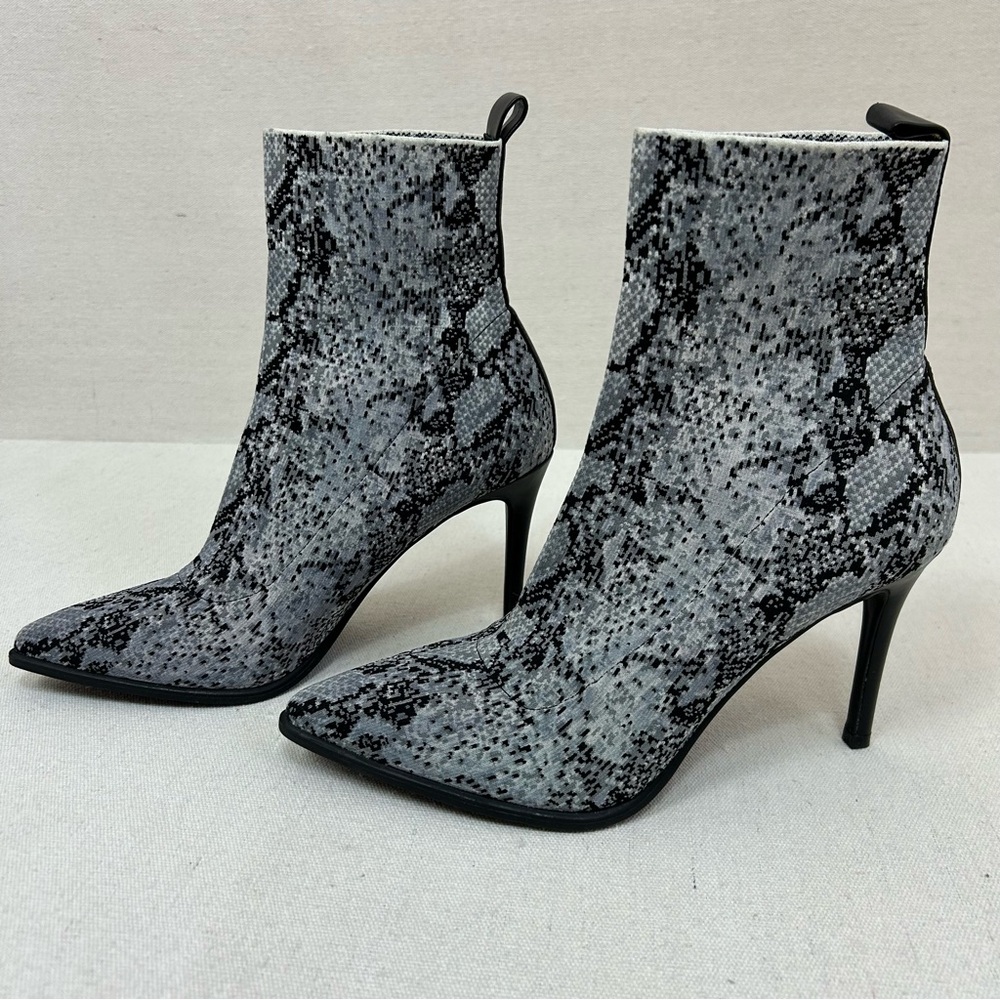 MWOT Steve Madden Gray and Black Heeled Boots